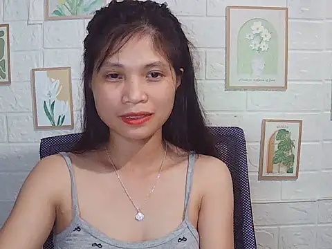 Snapshot of -Lucie-e chatting on 17, 5, 2026 -Lucie-e online show from 17, 5, 2026