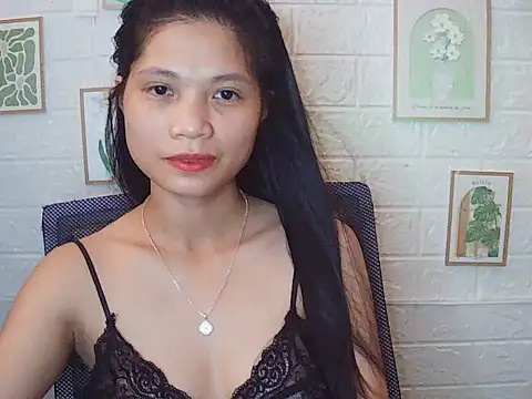 Snapshot of -Lucie-e chatting on 18, 5, 2026 -Lucie-e online show from 18, 5, 2026