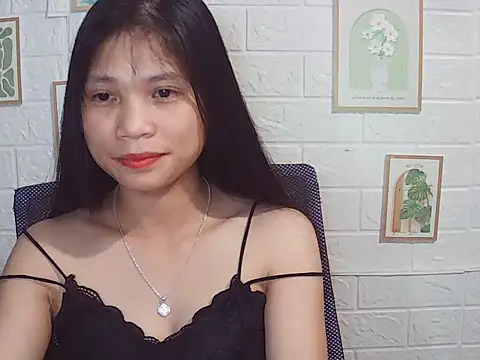 Snapshot of -Lucie-e chatting on 18, 5, 2026 -Lucie-e online show from 18, 5, 2026