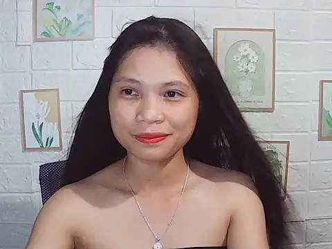 Snapshot of -Lucie-e chatting on 27, 5, 2026 -Lucie-e online show from 27, 5, 2026