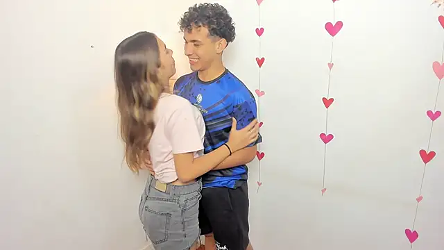 skinygirlcouple online show from 17, 4, 2026