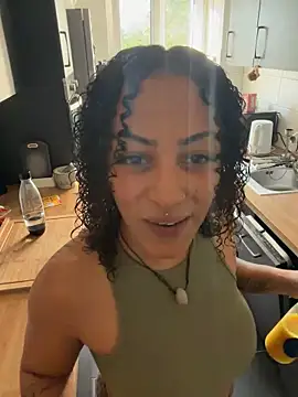 Snapshot of SweetPetiteNoir chatting on 13, 6, 2026 SweetPetiteNoir online show from 13, 6, 2026