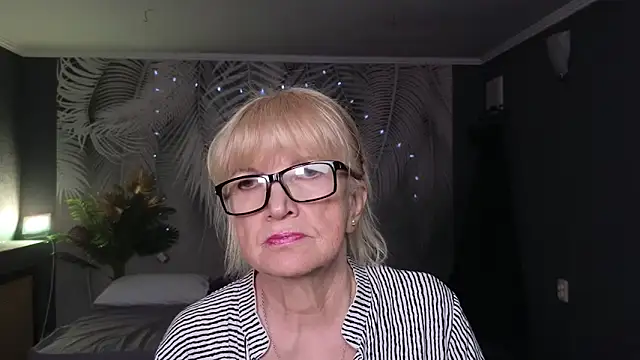 Snapshot of Dr_Mireille chatting on 19, 5, 2026 Dr Mireille online show from 19, 5, 2026