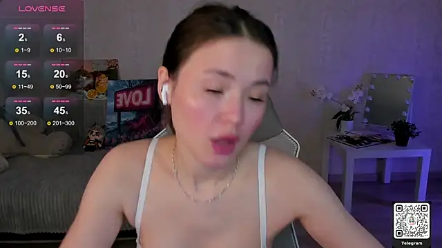 Snapshot of LinnLove chatting on 18, 5, 2026 LinnLove online show from 18, 5, 2026