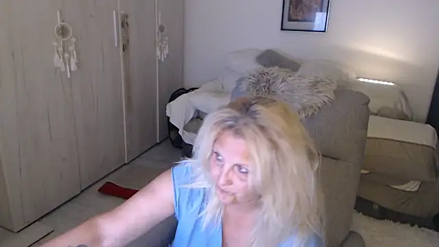 Snapshot of Divineblond chatting on 15, 6, 2026 Divineblond online show from 15, 6, 2026