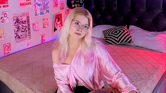 Snapshot of LunariaFox chatting on 15, 6, 2026 LunariaFox online show from 15, 6, 2026