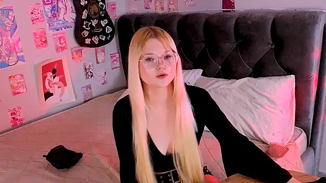 Snapshot of LunariaFox chatting on 9, 7, 2026 LunariaFox online show from 9, 7, 2026