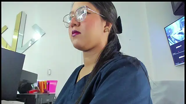 Chloe Thomsoon  online show from 13, 5, 2026