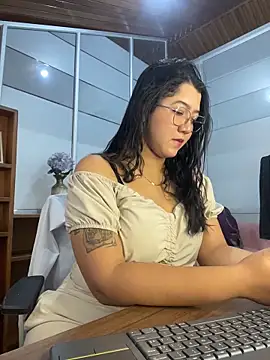 Chloe Thomsoon  online show from 31, 5, 2026