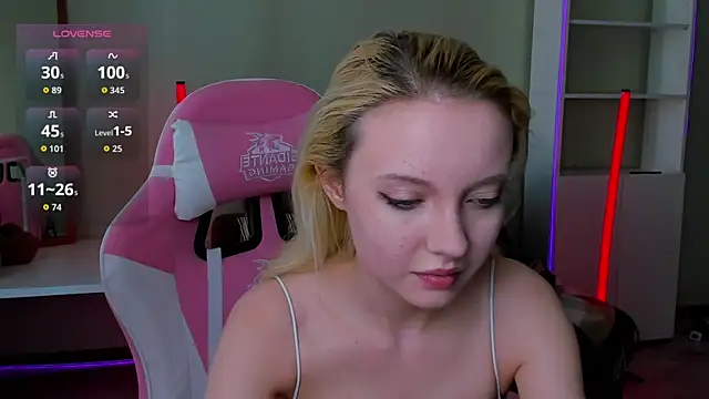 Snapshot of _CloudNine_ chatting on 19, 6, 2026 CloudNine online show from 19, 6, 2026