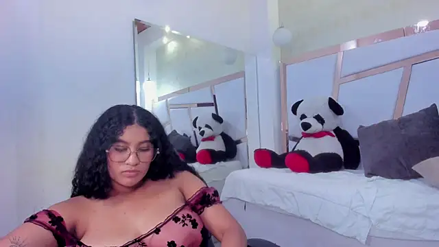 Snapshot of roxy_domnin chatting on 7, 7, 2026 roxy domnin online show from 7, 7, 2026