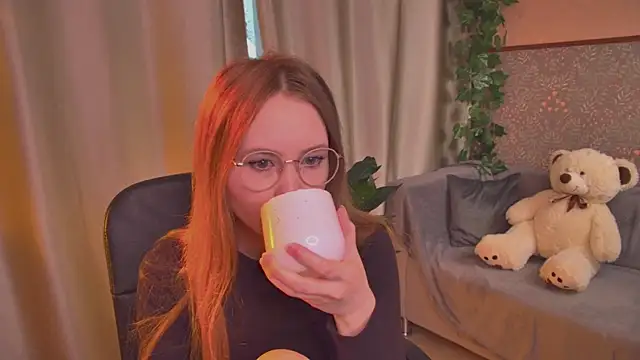 Snapshot of FloraLarsson chatting on 8, 6, 2026 FloraLarsson online show from 8, 6, 2026