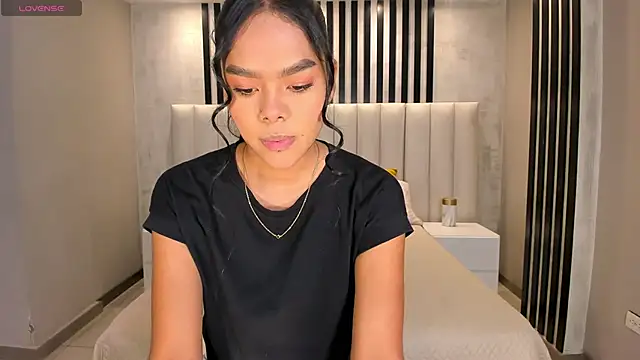 Snapshot of SaphiraJames chatting on 28, 5, 2026 SaphiraJames online show from 28, 5, 2026