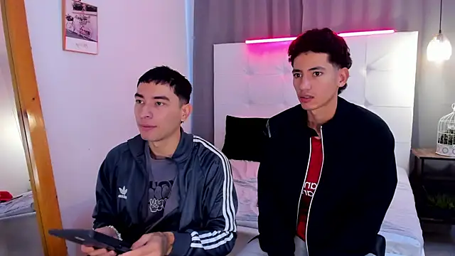 Snapshot of Alejo-and-Thiago chatting on 7, 5, 2026 Alejo-and-Thiago online show from 7, 5, 2026