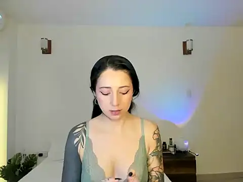 Snapshot of EvangelineLoveee chatting on 9, 7, 2026 EvangelineLoveee online show from 9, 7, 2026