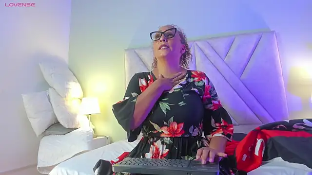 Snapshot of Eva-Millss chatting on 17, 7, 2026 Eva-Millss online show from 17, 7, 2026