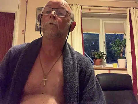 Snapshot of Moonraker64 chatting on 5, 8, 2026 Moonraker64 online show from 5, 8, 2026