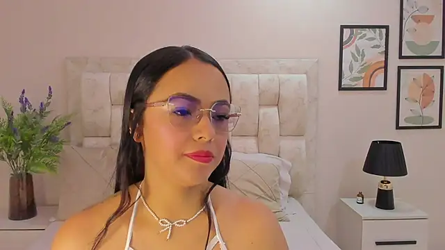Milaa Santana online show from 11, 5, 2026