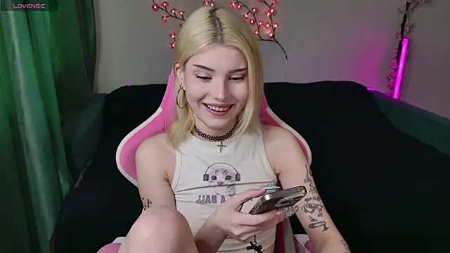 Snapshot of scarletbackwood chatting on 18, 5, 2026 scarletbackwood online show from 18, 5, 2026