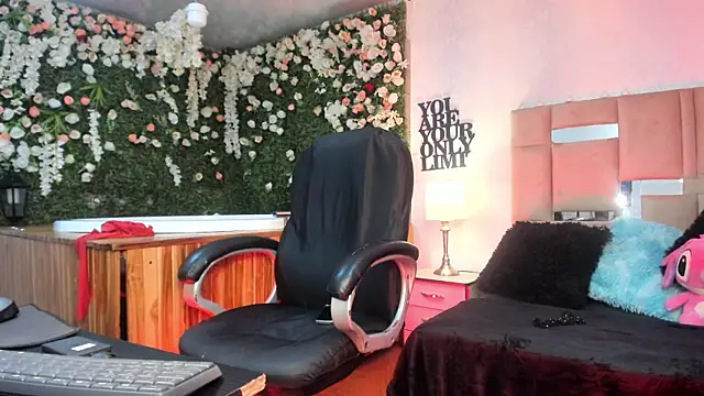 KarolFoxxi   online show from 10, 7, 2026