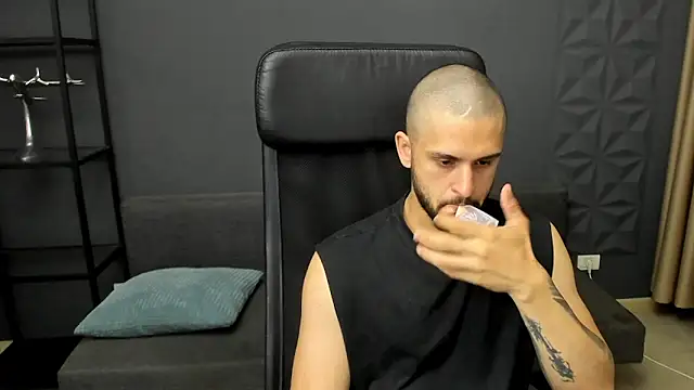 Snapshot of TroyWadee chatting on 10, 6, 2026 TroyWadee online show from 10, 6, 2026