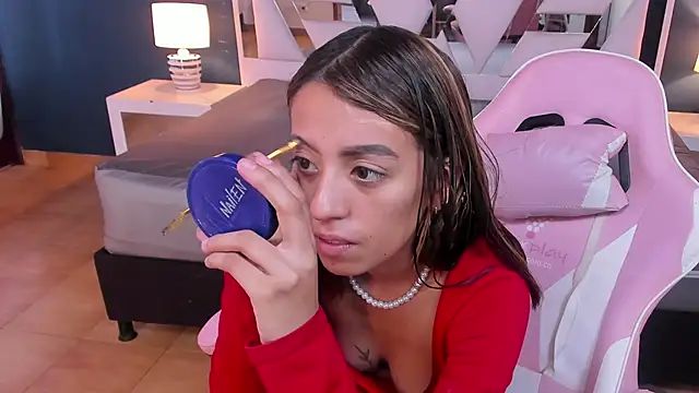 Snapshot of Danna_Petiite chatting on 19, 5, 2026 Danna Petiite online show from 19, 5, 2026