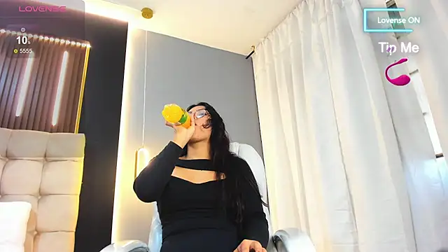 Snapshot of Amara_lune chatting on 4, 7, 2026 Amara lune online show from 4, 7, 2026