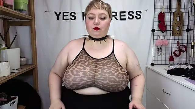 Snapshot of mistress_molly chatting on 16, 5, 2026 mistress molly online show from 16, 5, 2026