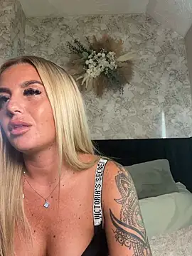 CharlottemilfUKx online show from 17, 6, 2026