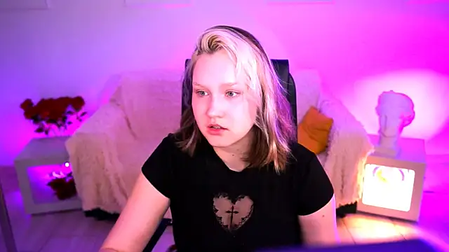 Snapshot of ViolettWoods chatting on 8, 7, 2026 ViolettWoods online show from 8, 7, 2026