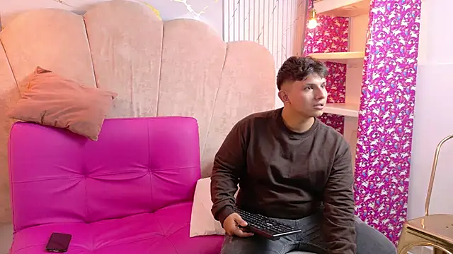 ParejaCurvy20 online show from 6, 7, 2026