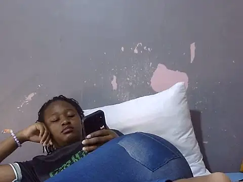 Snapshot of Petite_Ebony10 chatting on 14, 7, 2026 Petite Ebony10 online show from 14, 7, 2026