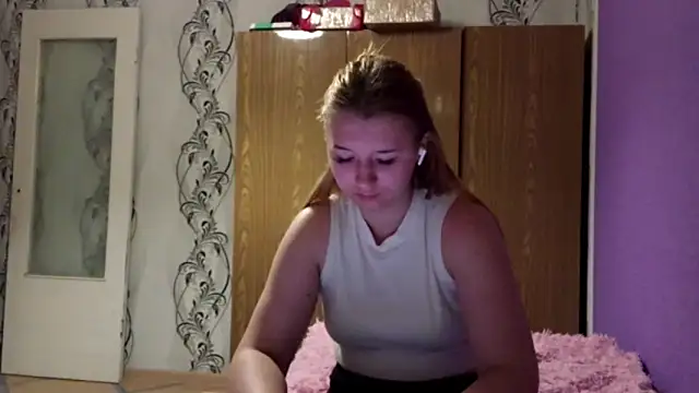 Snapshot of RaeannRoewe chatting on 27, 5, 2026 RaeannRoewe online show from 27, 5, 2026