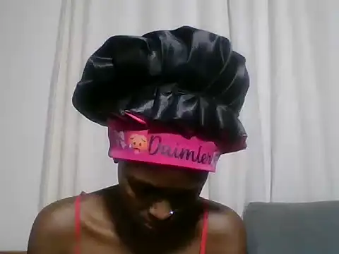 Snapshot of Sleek_petite chatting on 5, 7, 2026 Sleek petite online show from 5, 7, 2026