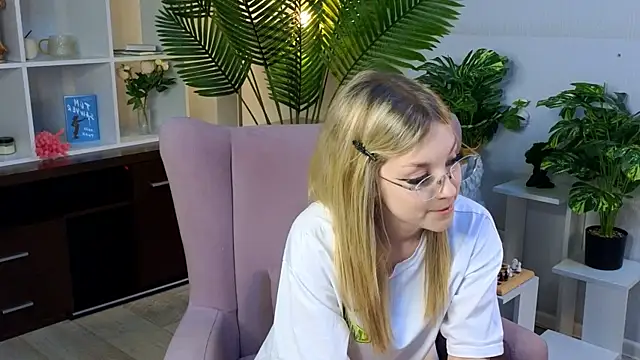 Snapshot of NovaOliphant chatting on 19, 5, 2026 NovaOliphant online show from 19, 5, 2026