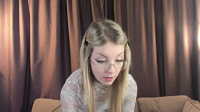 Snapshot of NovaOliphant chatting on 31, 5, 2026 NovaOliphant online show from 31, 5, 2026