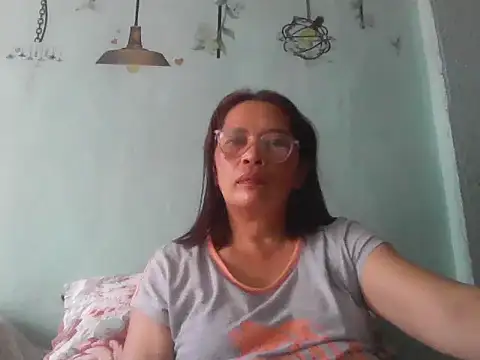 Snapshot of momshe2026 chatting on 13, 6, 2026 momshe2026 online show from 13, 6, 2026