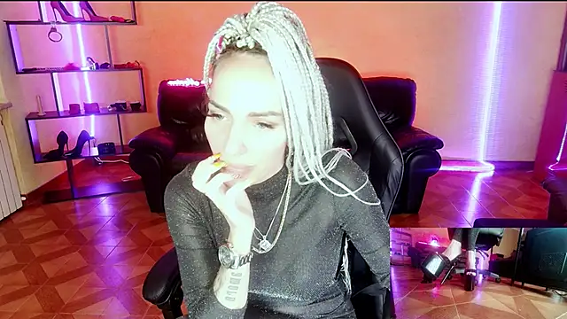 Snapshot of Monicamaxwell chatting on 30, 5, 2026 Monicamaxwell online show from 30, 5, 2026
