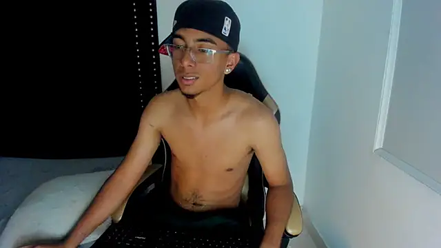 Snapshot of LoganNRose chatting on 29, 6, 2026 LoganNRose online show from 29, 6, 2026