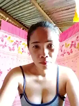 Snapshot of hotmom_lyn chatting on 28, 5, 2026 hotmom lyn online show from 28, 5, 2026