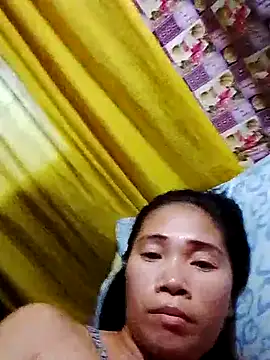 Snapshot of hotmom_lyn chatting on 12, 6, 2026 hotmom lyn online show from 12, 6, 2026