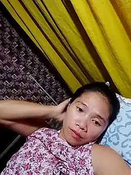 Snapshot of hotmom_lyn chatting on 13, 6, 2026 hotmom lyn online show from 13, 6, 2026