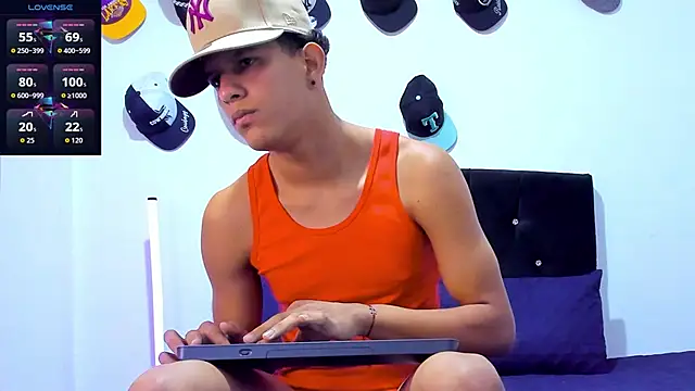 Snapshot of theo_bigcock_ chatting on 30, 5, 2026 theo bigcock online show from 30, 5, 2026