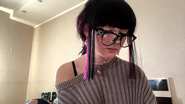 Snapshot of HolyCute chatting on 4, 6, 2026 HolyCute online show from 4, 6, 2026