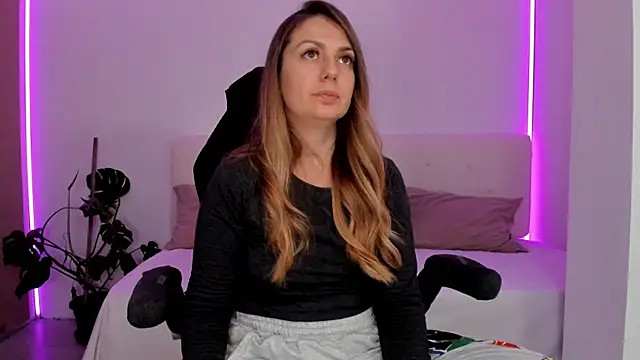 LindaWhite  online show from 7, 11, 2025