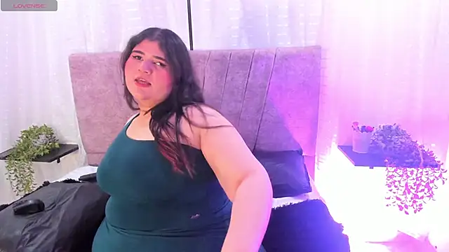 Snapshot of Emilie_Jones chatting on 9, 6, 2026 Emilie Jones online show from 9, 6, 2026