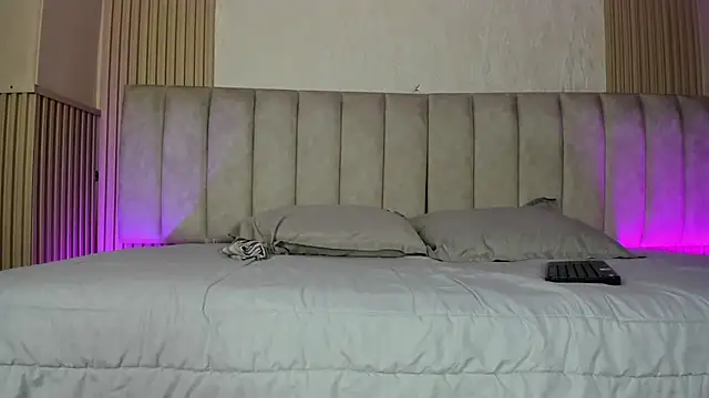 Snapshot of julimonroe_ chatting on 4, 7, 2026 julimonroe online show from 4, 7, 2026