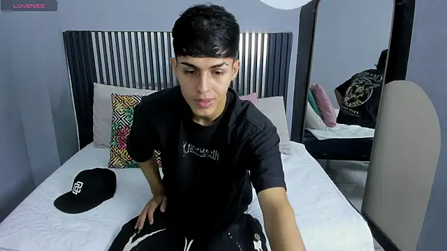 Snapshot of Axel_Mendozaa chatting on 4, 7, 2026 Axel Mendozaa online show from 4, 7, 2026
