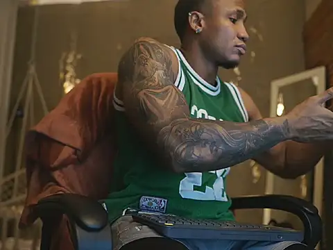Snapshot of LoganVarela chatting on 2, 7, 2026 LoganVarela online show from 2, 7, 2026