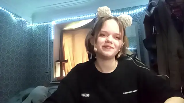 Snapshot of FlirtingAdele_1 chatting on 18, 6, 2026 FlirtingAdele 1 online show from 18, 6, 2026